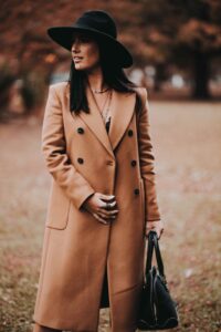 Classic Trench Coat: Iconic Style for Fall