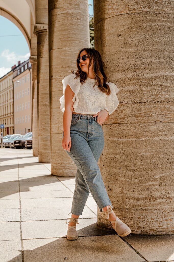 Vacation Outfits White Top Jeans 2